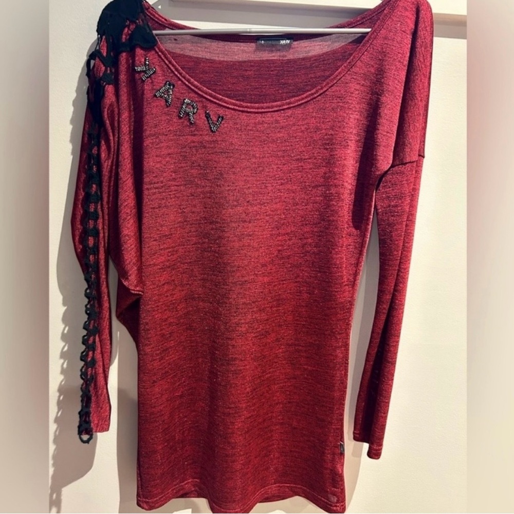 Chic Maroon Long Sleeve Top with Black Accents